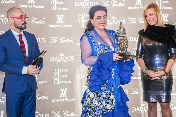 María del Monte recoge el premio "Flamenca con Arte" de manos de Ángeles Verano.