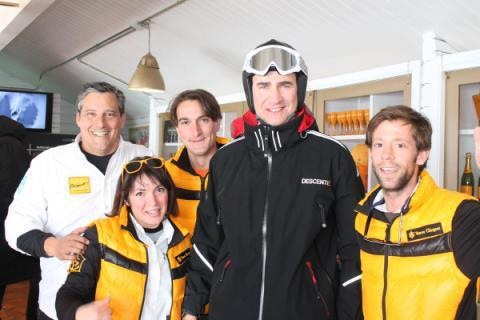 El Príncipe Felipe con el equipo Clicquot Nevada Terrace