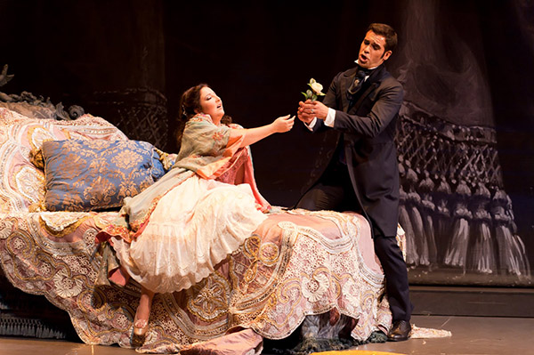 La soprano granadina Mariola Cantarero y el tenor jerezano Ismael Jordi en La traviata (acto I). Teatro Maestranza - Foto Guillermo Mendo