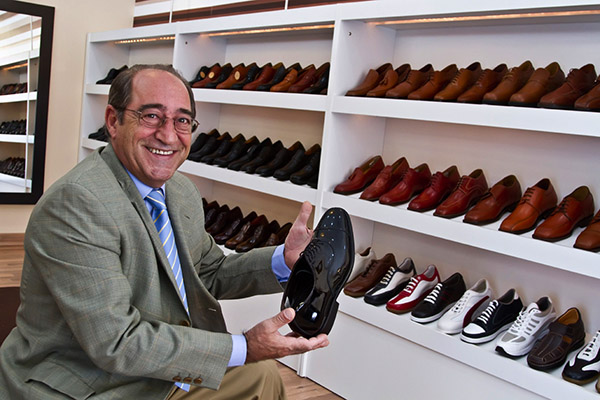 Andrés Ferreras junto a los zapatos que hacen crecer al hombre.
