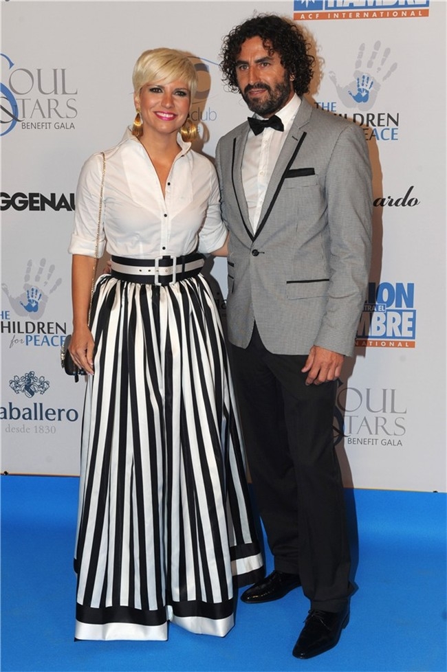 La malagueña Pasión Vega con un diseño de Antonio García junto a su novio.