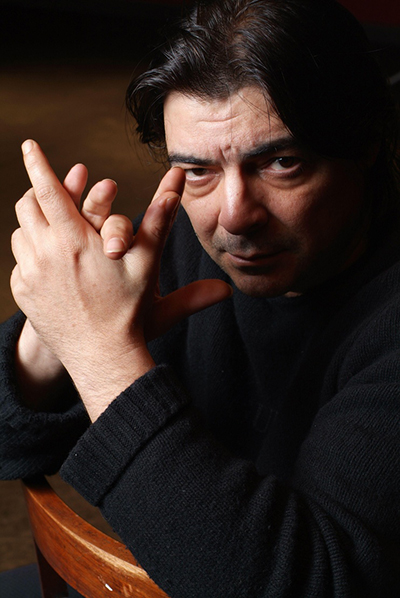“Como Antonio soy distraído, hogareño, no te aburres conmigo. Parezco un buen perrito (risas). Por eso cuando amo no quiero a Canales cerca”