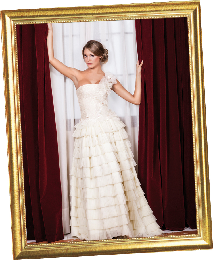 Recogido bajo. Depurado perfecto. Es el ‘look’ ideal para las novias que lleven velo largo tradicional, ya que soporta el peso del recogido y se mantiene perfecto durante 12 horas. En los ojos, un punto ‘dramático’ con sombras de tonos neutros y labios casi sin maquillar.
