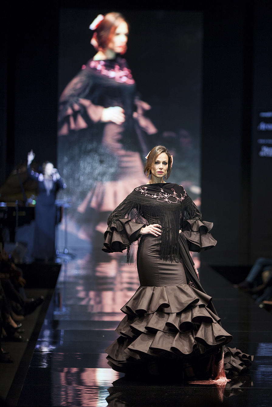 Eva González (con traje de Lina en la imagen) fue la modelo invitada en la tarde de ayer. / Selu Oviedo