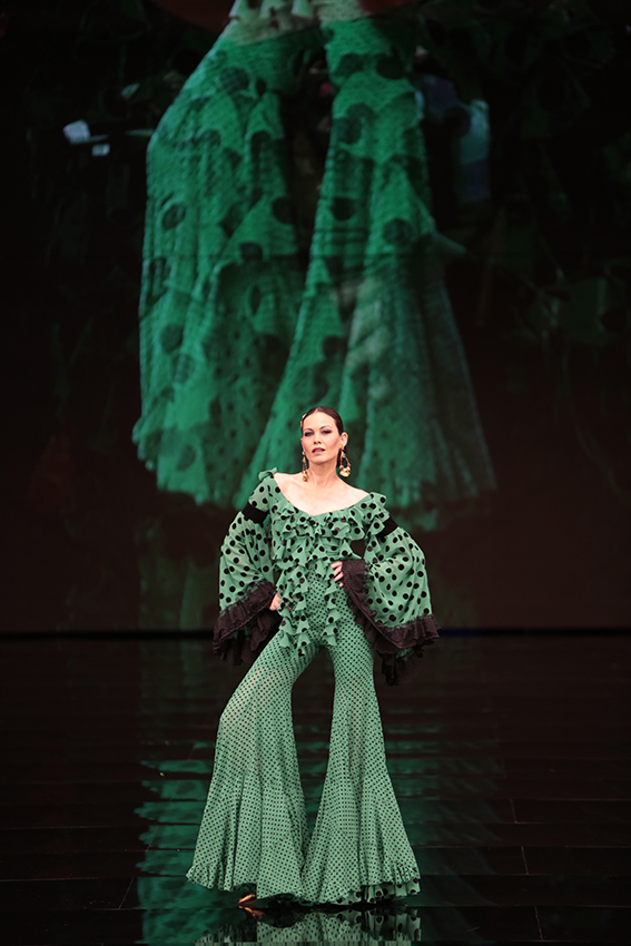 Aurora Gaviño innovó con estos impactantes pantalones de campana con volantes. Reportaje gráfico: Estudio Fotografía González